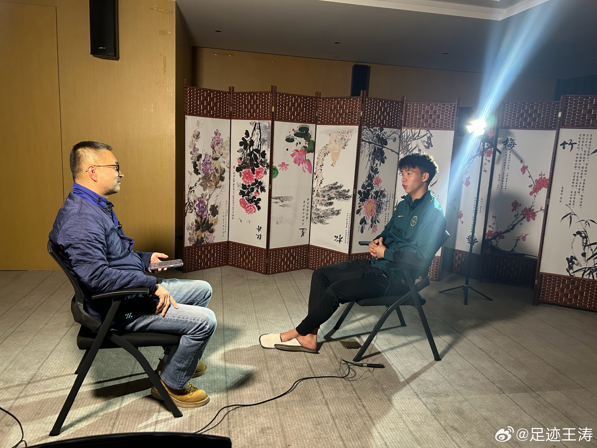 記者：王鈺棟視韋世豪為偶像&想加他微信，現(xiàn)進(jìn)了國足不知加到?jīng)]