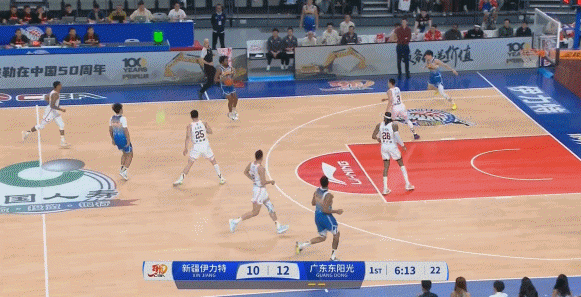 就是這么快！黑根斯三分再中！新疆回敬11-2攻擊波反超廣東！