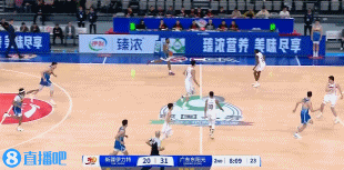 防守意識可以！徐昕追防大帽桑韋爾 但后者二次進攻射進三分
