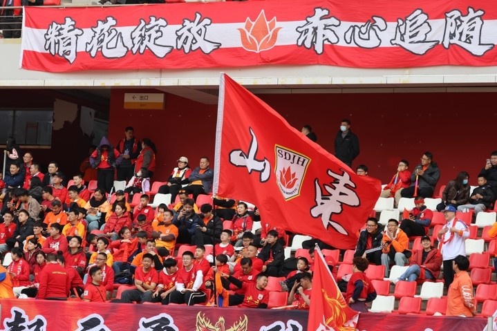 主場上萬名球迷的吶喊助威，給山東體彩女足征戰(zhàn)女超增添了能量與動(dòng)力
