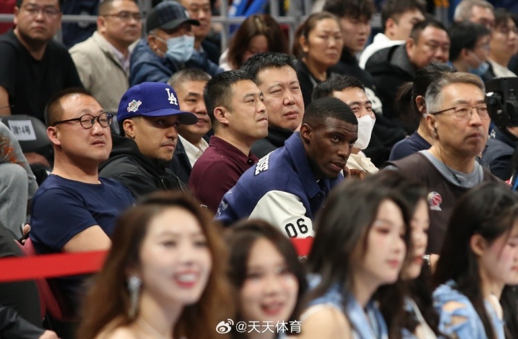 真籃球迷！國(guó)安外援法比奧攜玉昆外援科斯塔來(lái)到五棵松觀戰(zhàn)CBA