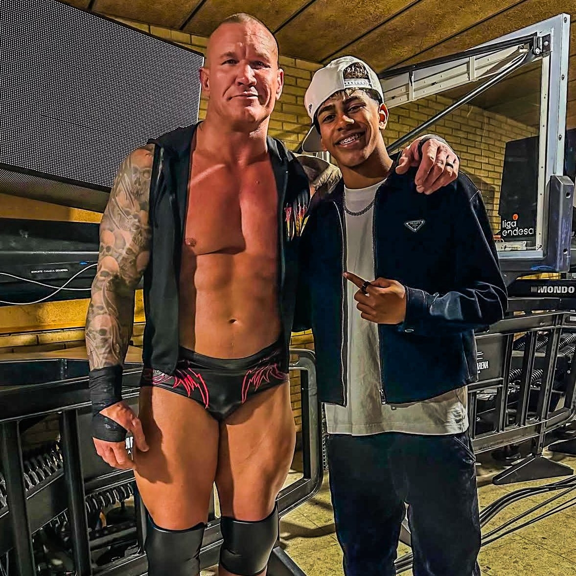 小心RKO！亞馬爾現(xiàn)場觀戰(zhàn)WWE，和奧爾頓、Triple H等合影