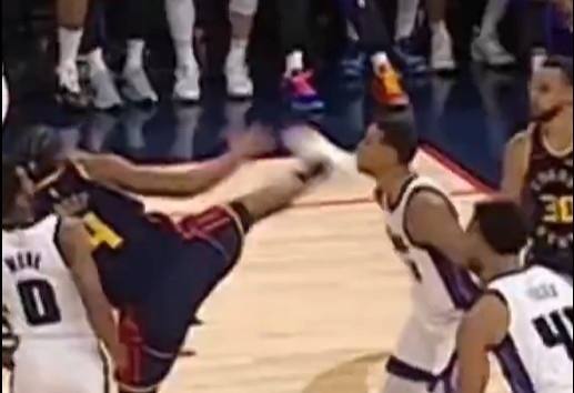 抬腳過(guò)高踢到了對(duì)手下巴！NBA官方：穆迪這一動(dòng)作被判1級(jí)惡犯