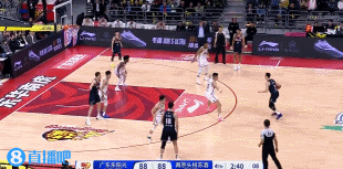 就是硬！胡明軒強(qiáng)攻不中 任駿飛點(diǎn)搶前場(chǎng)籃板&隨后強(qiáng)硬勾手命中！