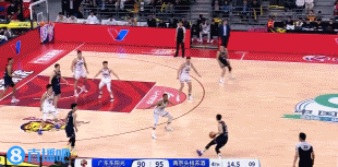 還沒結(jié)束！廣東搶到進(jìn)攻籃板 胡明軒遠(yuǎn)距離三分命中&分差2分
