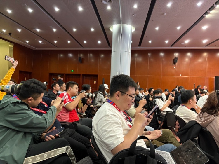 萬眾矚目！記者擠滿國足賽前新聞發(fā)布廳，賽場記者預(yù)計(jì)超300人