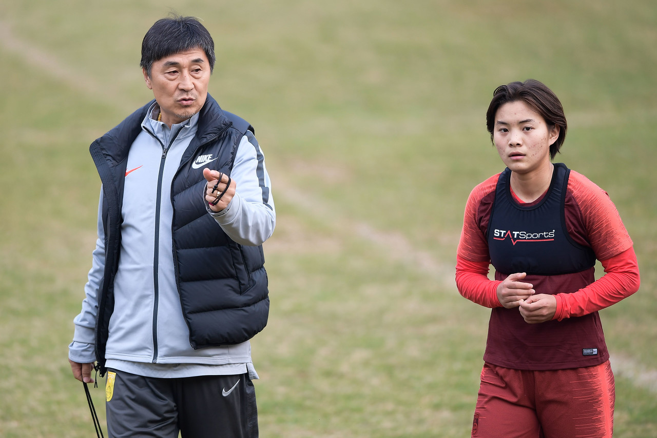 王霜與網友互動時談賈秀全“茶葉?！保翰恍枰I，是他送我們喝